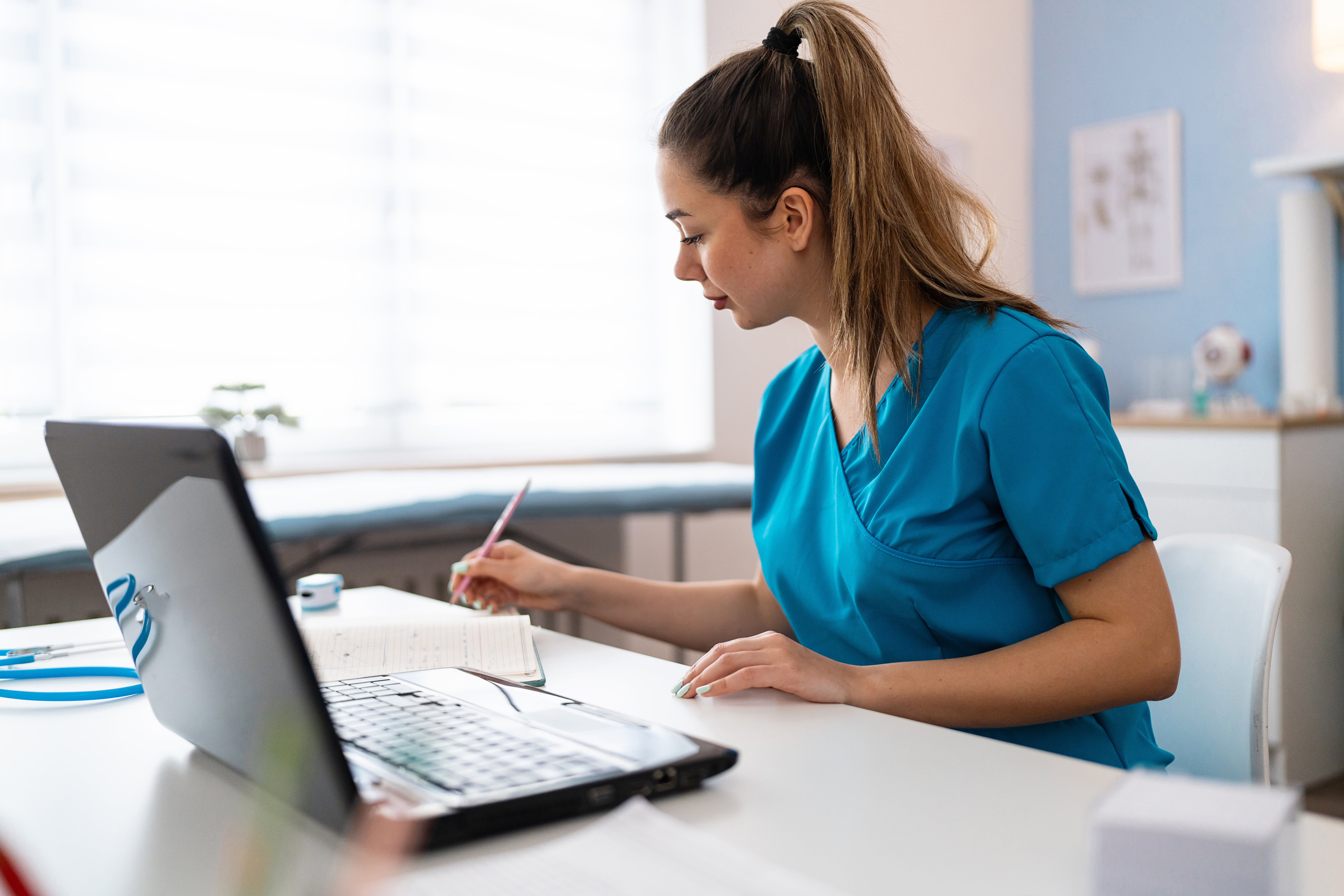 CEU Resources and State Requirements for Travel Nurses 2025