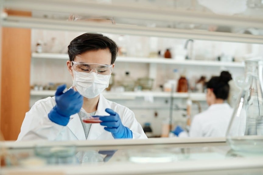 The Job Outlook for Travel Lab Techs